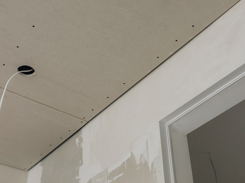 Spots LED encastrés au plafond à Loudéac